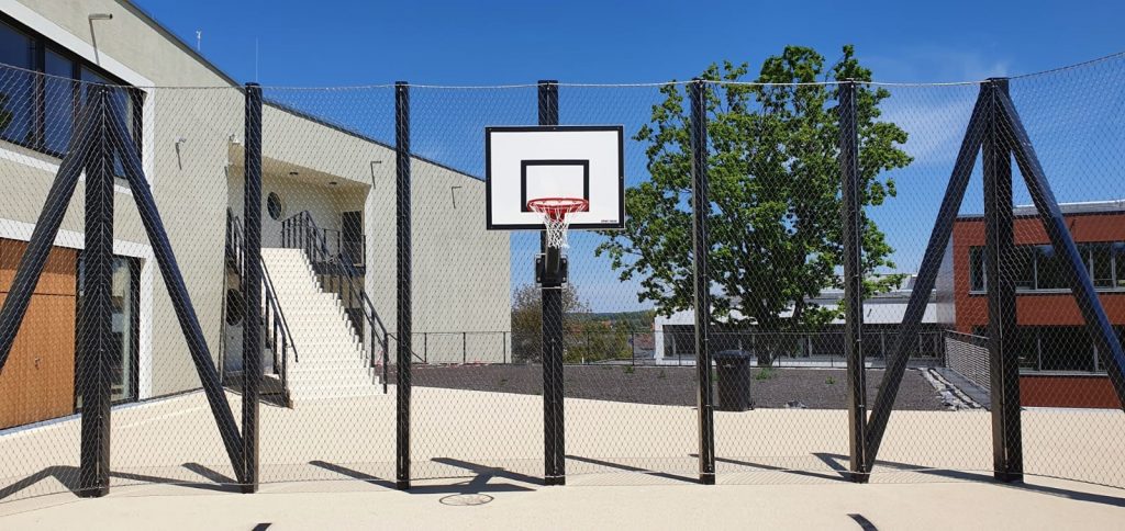 Frontansicht eines Fangzauns aus Metall auf Basketballplatz
