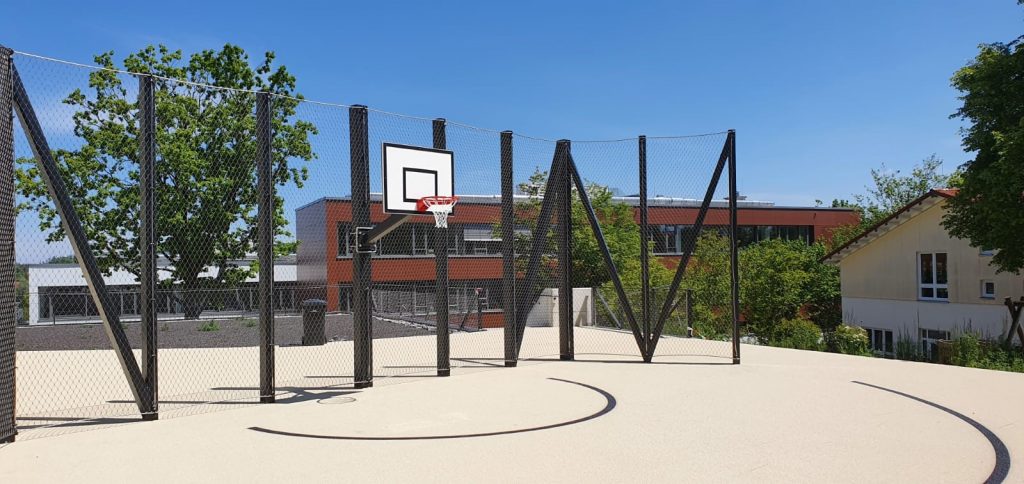 Fangzaun aus Metall auf Basketballplatz