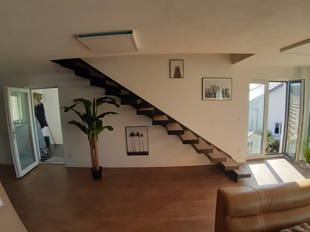 Geländerlose Treppe im Innenbereich eines Privathauses