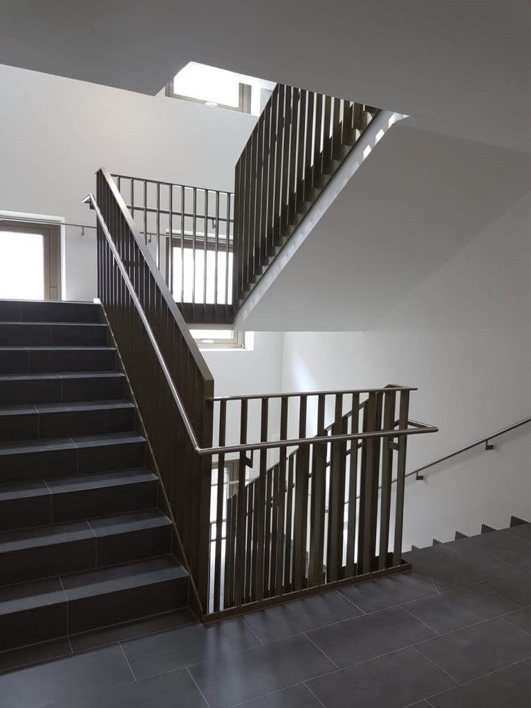 Geländer aus Metall in einem Treppenhaus