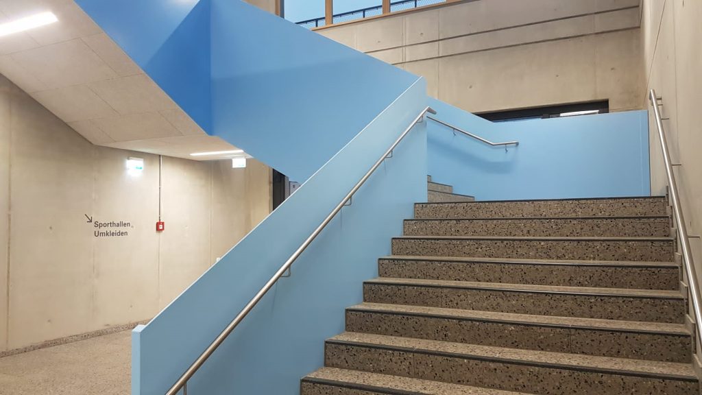 Treppengeländer einer Grundschule in München im Erdgeschoss